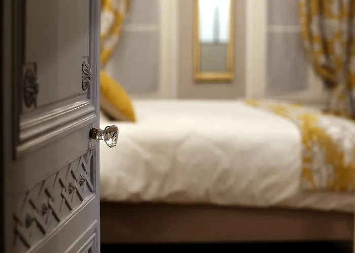 Au Jeu De Paume Bed & Breakfast Epernay