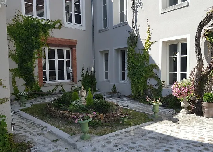 Au Jeu De Paume Bed & Breakfast