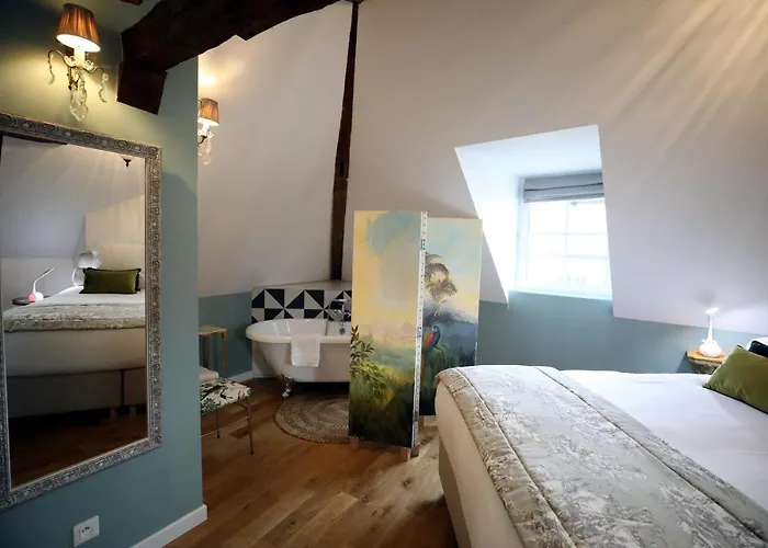 Au Jeu De Paume Bed & Breakfast