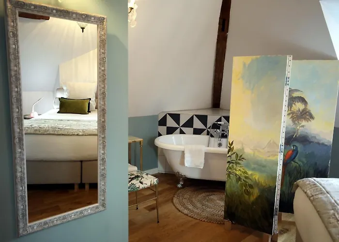 Au Jeu De Paume Bed & Breakfast 4*