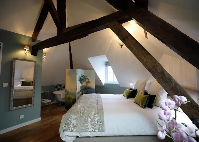 Au Jeu De Paume Bed & Breakfast